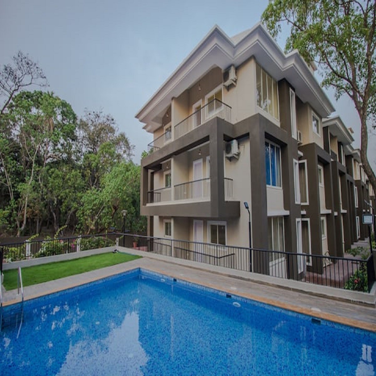 Cozy and Spacious 2 BHK Apt with Pool in Anjuna - Tap to explore photos