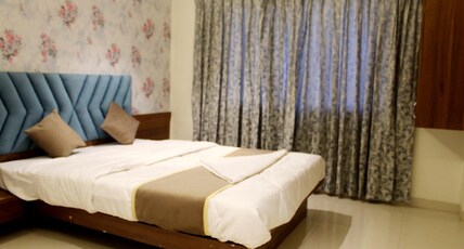 Hotel India Gate Room Type - Deluxe Room AC with Bathtub