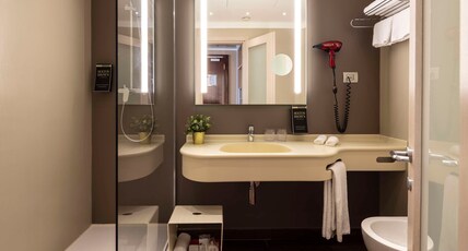 Best Western Plus City Hotel Room Type - 1 KING 2 SINGLE BEDS,NSMK,JRSTE,TOPFLR,LIVING,BALCON