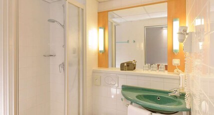 ibis Wien Mariahilf Room Type - Standard Room with 1 double bed and 1 single bed ibis Wien Mariahilf Room Type - Standard Room with 1 double bed and 1 single bed