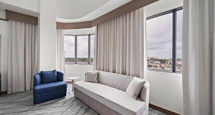 Hilton College Station & Conference Center Room Type - 1 KING BED CORNER SUITE
