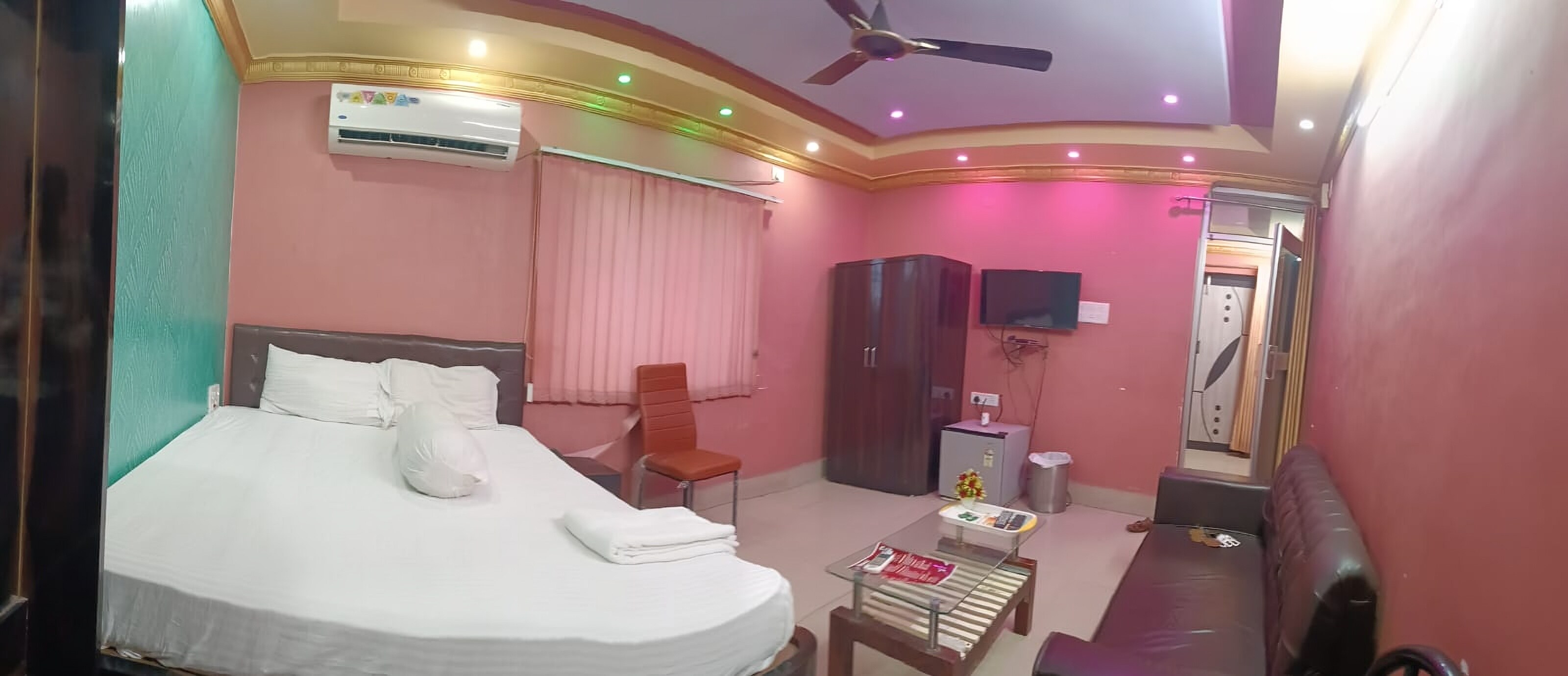 HOTEL SUNSHINE - Tap to explore photos