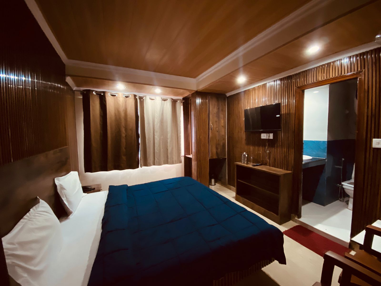 Dzire Inn ( 20 Mtrs From Mall road ) - Tap to explore photos