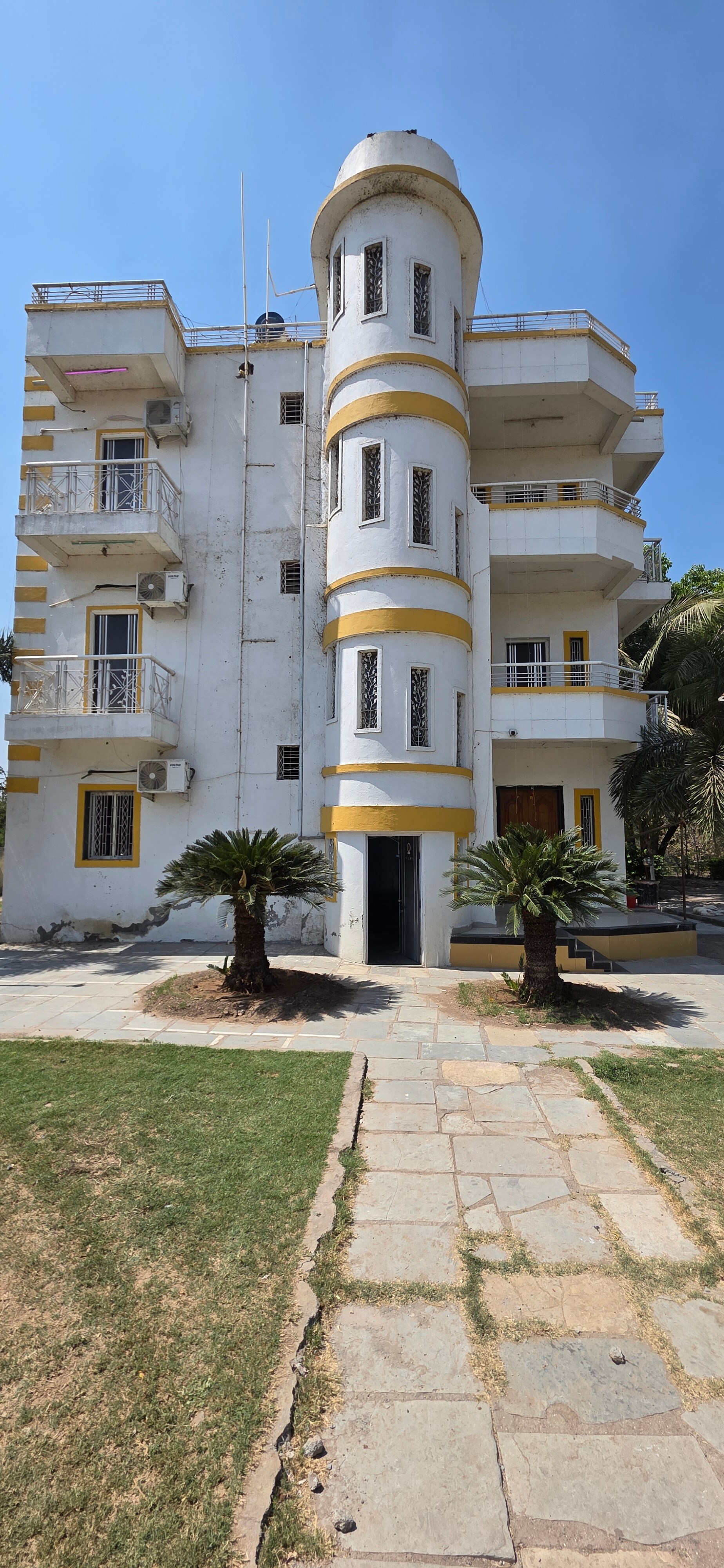 Hotel Manas - Tap to explore photos