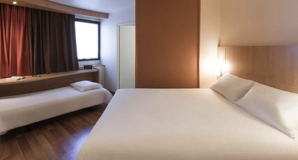 ibis Angers Centre Ch Room Type - Standard Room with one double bed and one single bed ibis Angers Centre Ch Room Type - Standard Room with one double bed and one single bed