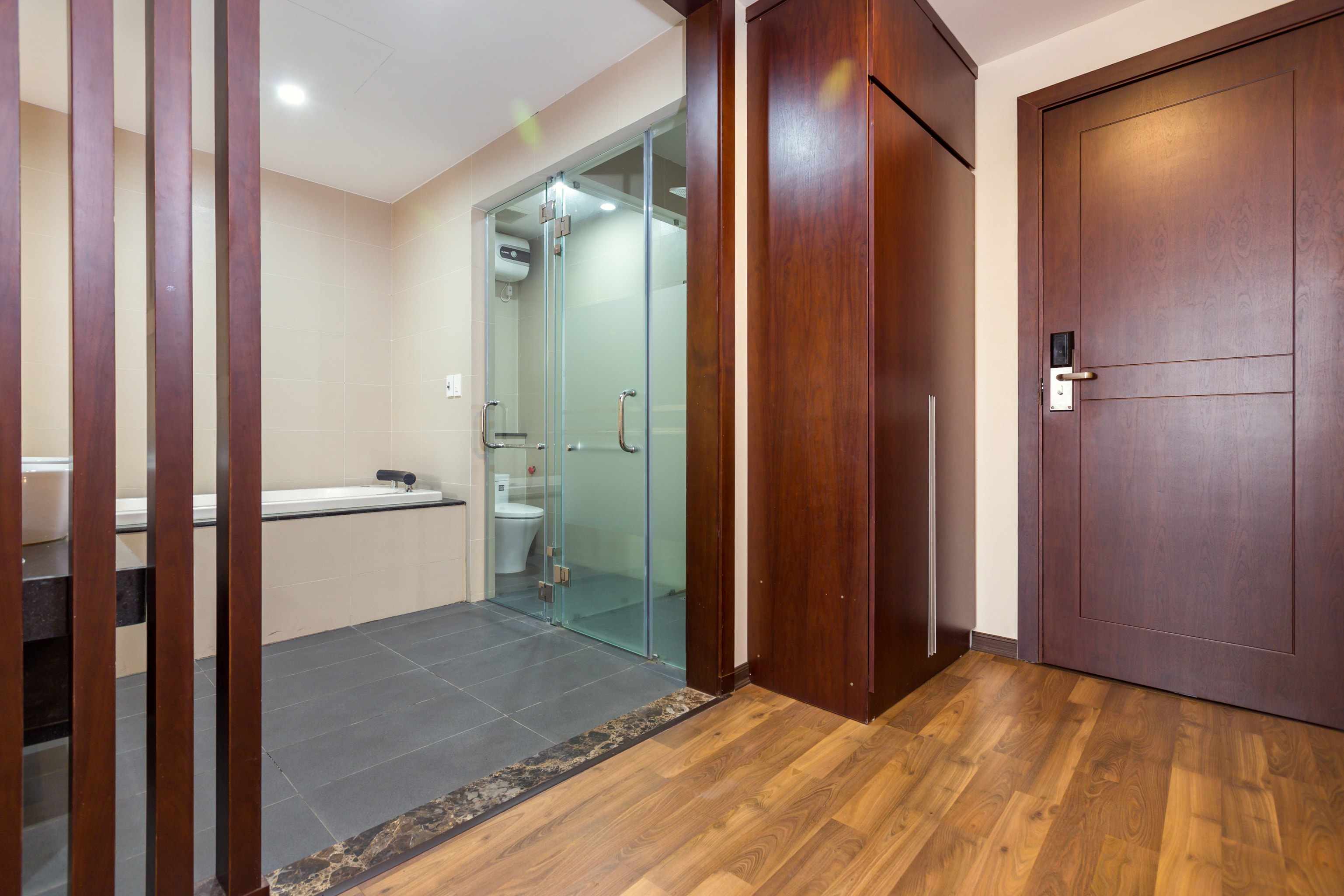 OYO 930 Thang Long Hotel - Tap to explore photos