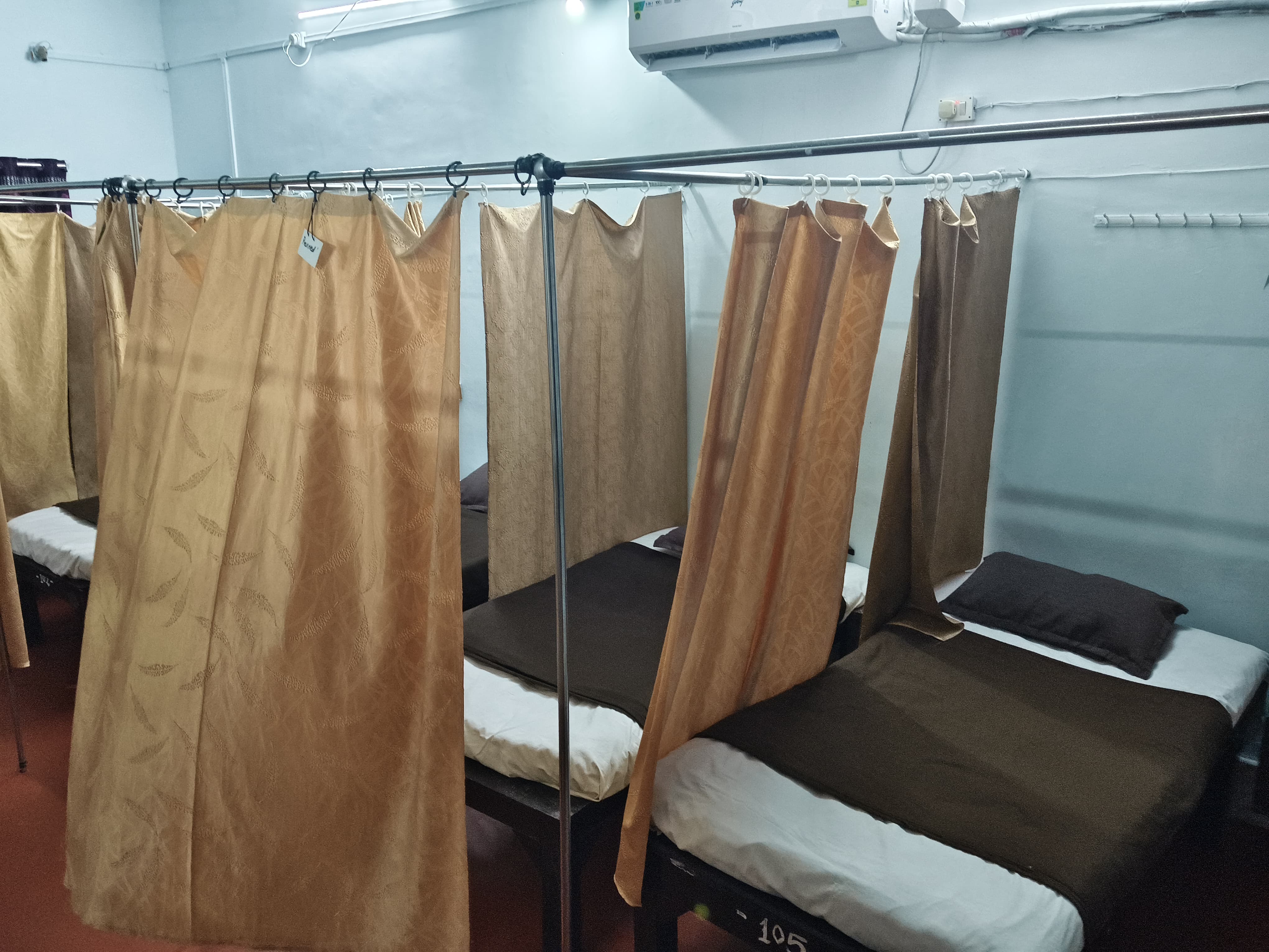 Shyam shayan grih - Dormitory - Tap to explore photos