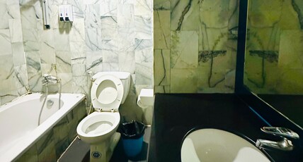 Hotel Koenig Mansion Room Type - Deluxe Room with Bathtub