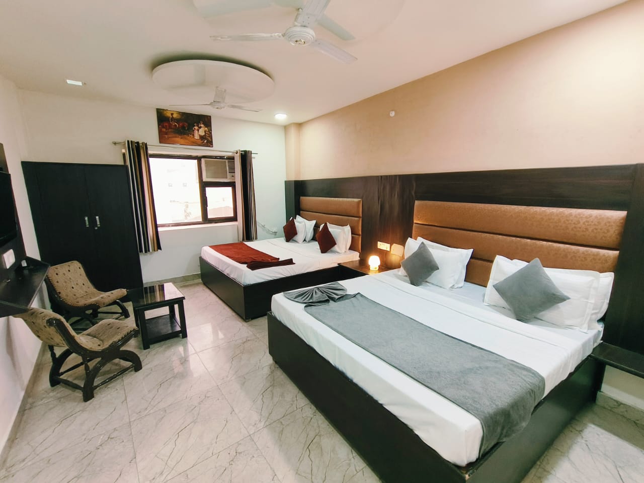 Hotel Crystal - Tap to explore photos