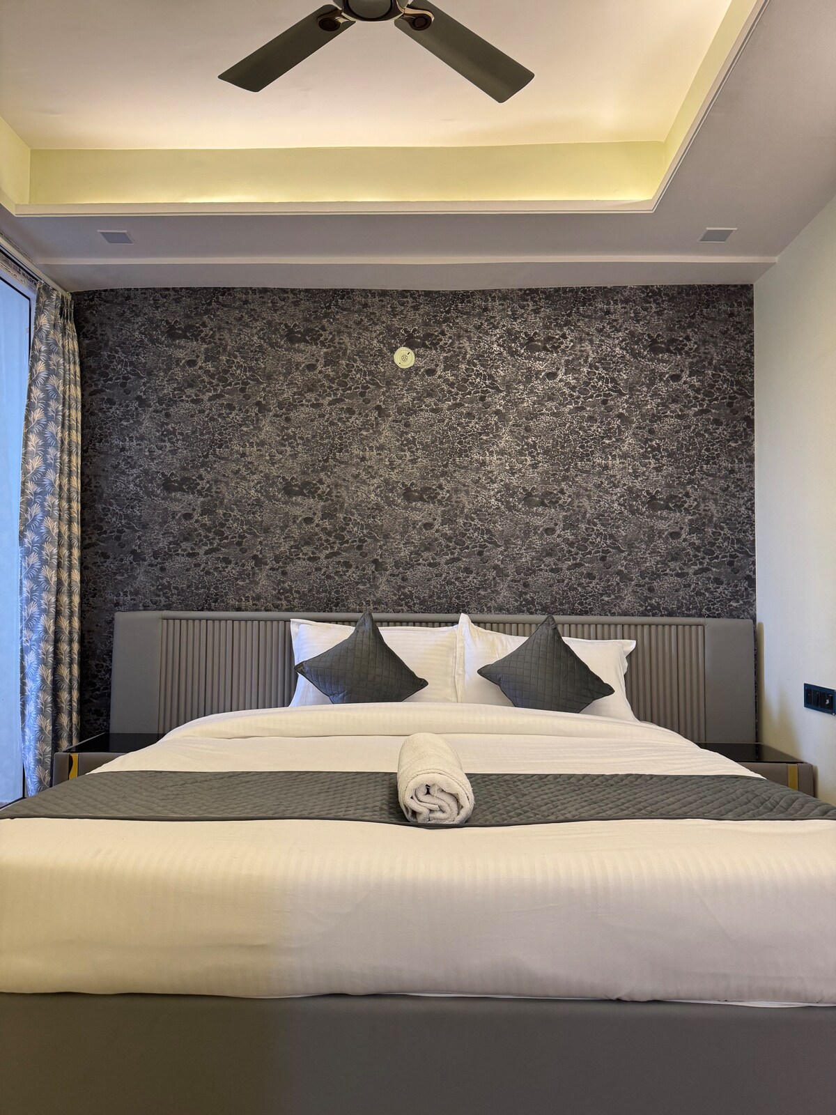 FamJam | 4Bhk Sapphire Serenity - Tap to explore photos