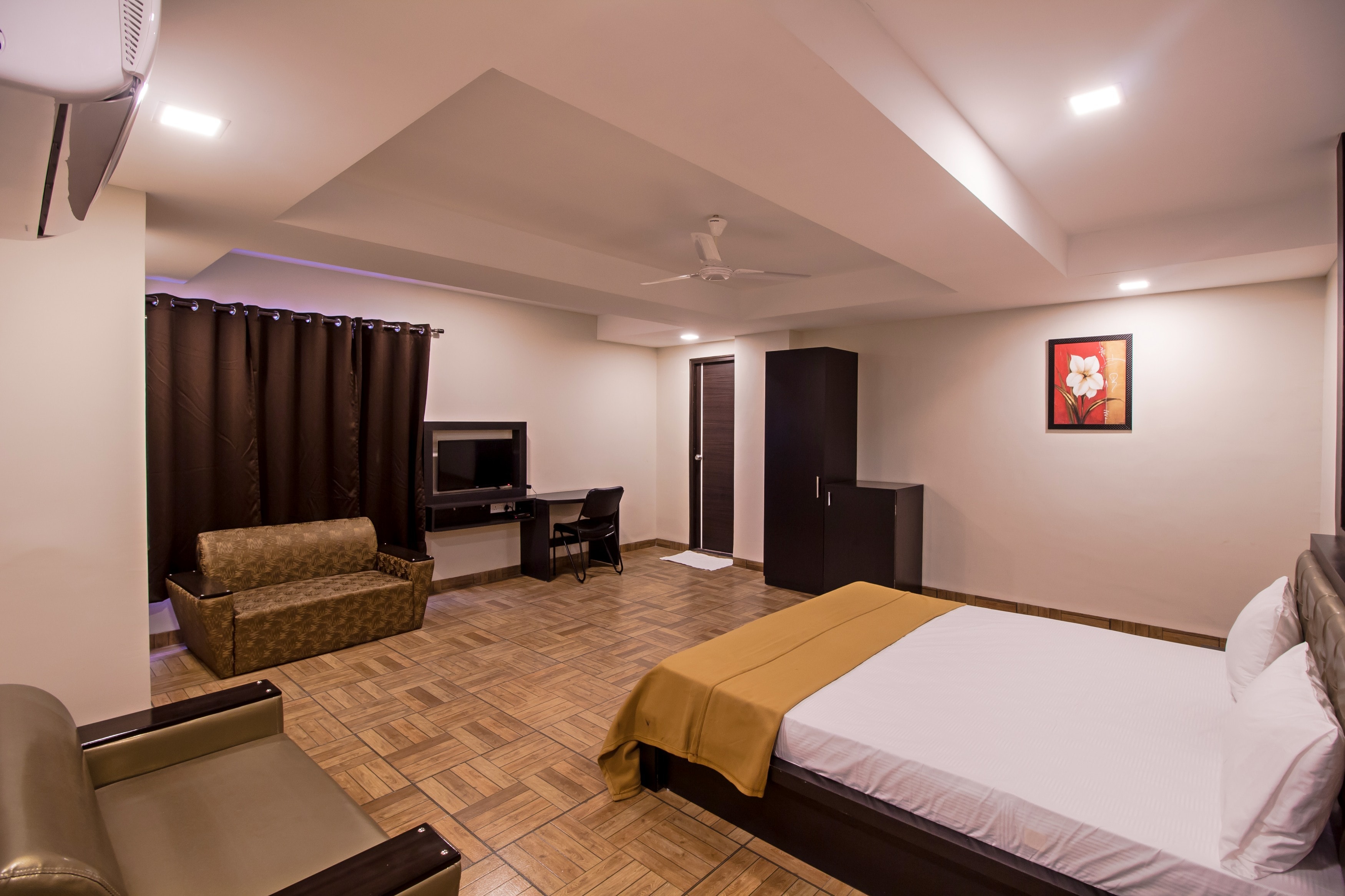 S24 Hotel - Tap to explore photos