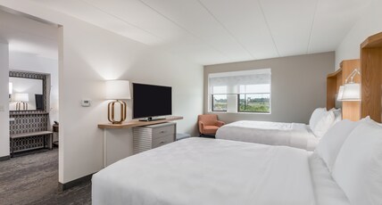 Holiday Inn Columbus, an IHG Hotel Room Type - 2 Queen Beds Suite