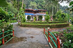 Mercys Munnar Homestay | Room & Caretaker