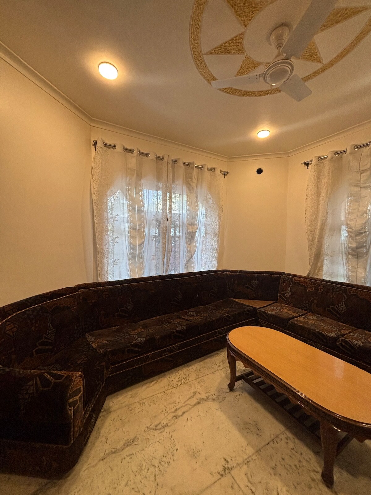 REDHOUSE 3BHK APARTMENT NEAR DAL LAKE - Tap to explore photos