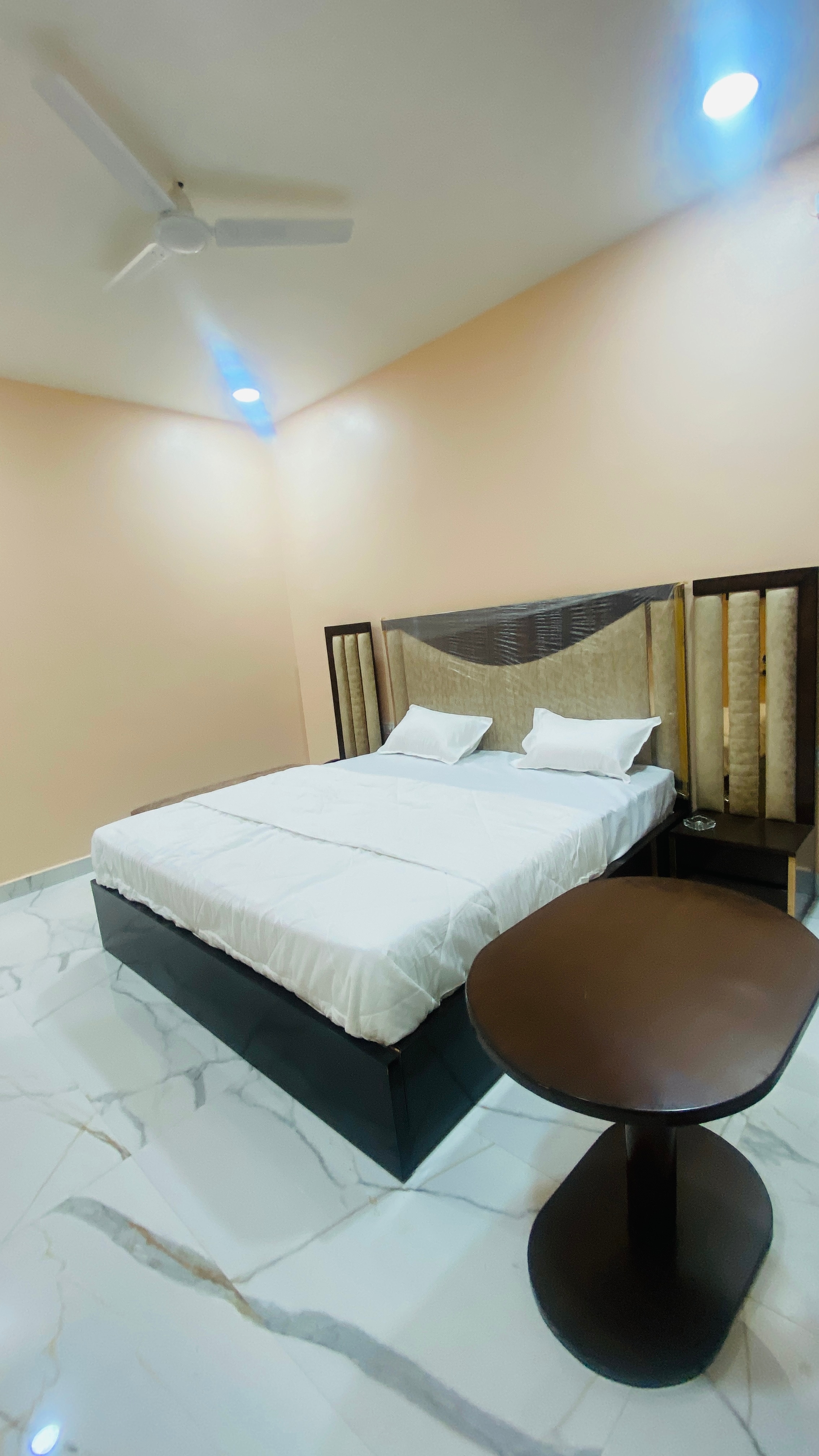 Hotel planet 9 - Tap to explore photos