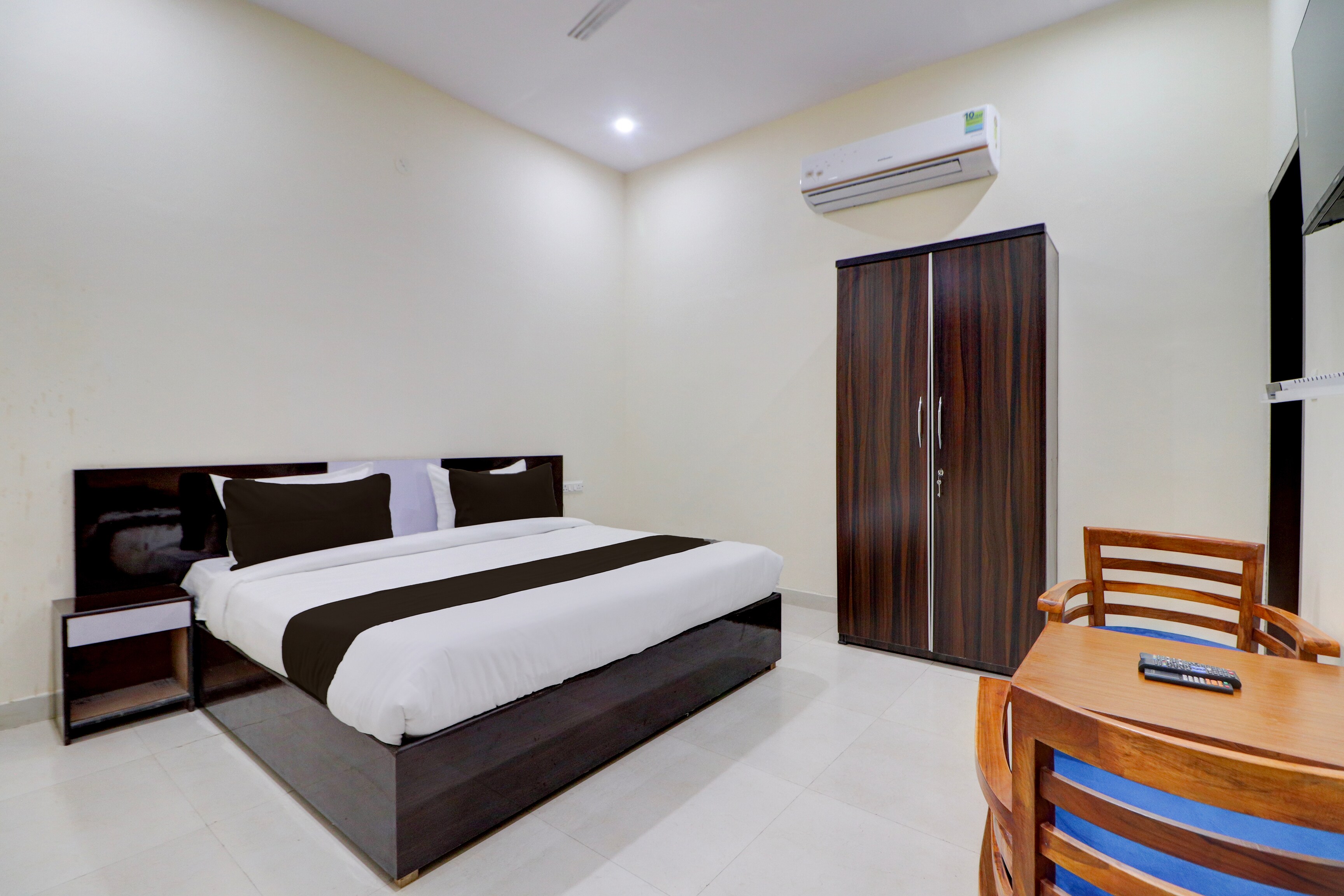 Hotel O by OYO Shri Ved - Tap to explore photos