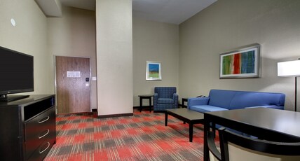 Holiday Inn Express & Suites JACKSON DOWNTOWN - COLISEUM Room Type - 2 Queen Beds Suite