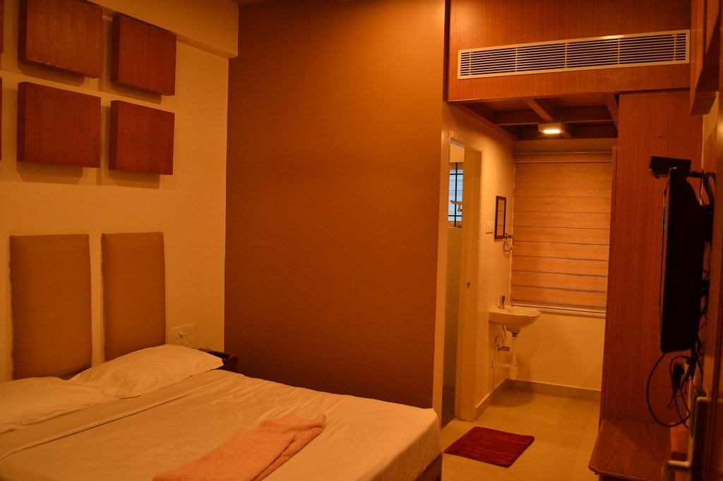 Hotel Shree Deiva - Tap to explore photos