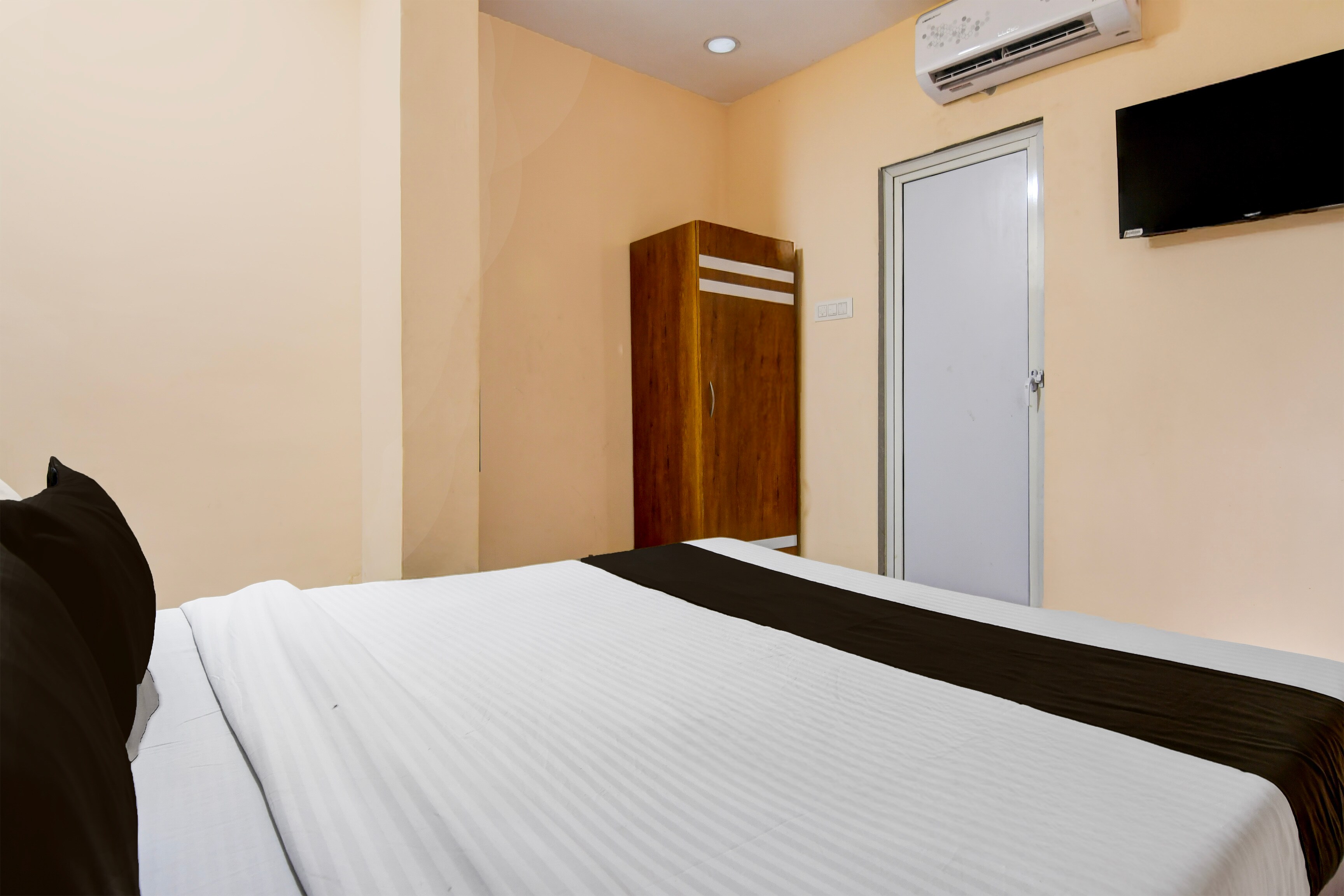 Hotel O New Hotel Philips Sealdah Railway Station - Tap to explore photos
