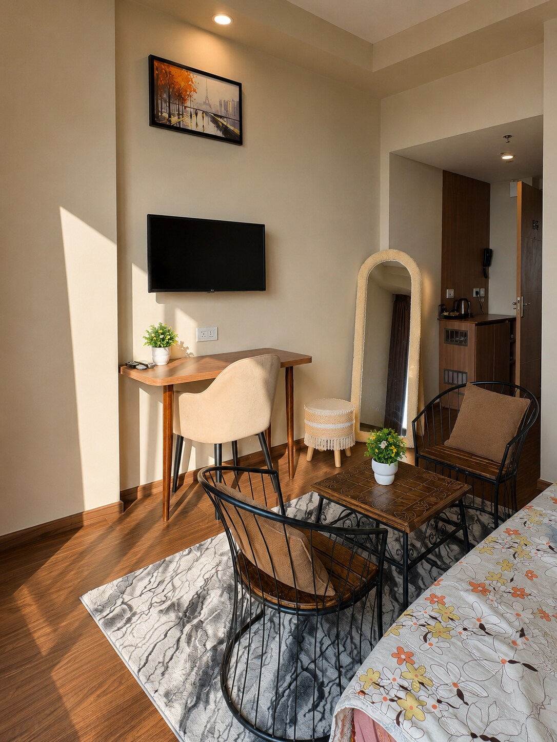 Omaxe luxury stay - Tap to explore photos