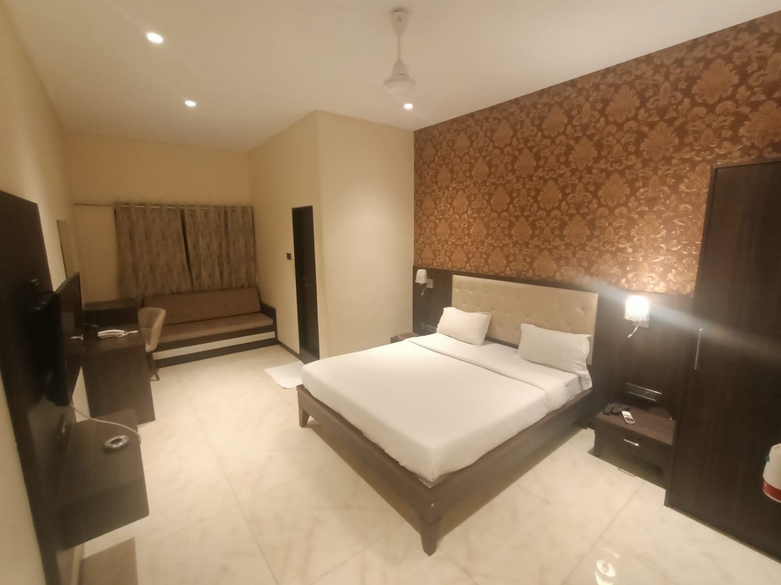 Hotel Shubham Inn - Tap to explore photos