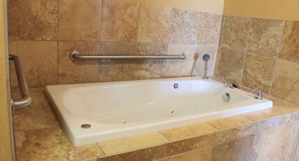 Hampton Inn & Suites by Hilton Thibodaux Room Type - 1KNG STE WHIRLPOOL NONSMOK