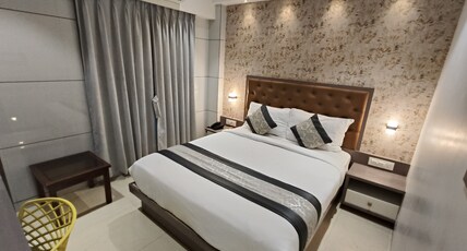 Hotel Pearl Residency Thane Room Type - Deluxe Double Room With Workdesk