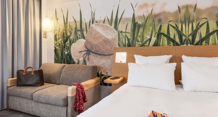 Novotel Paris Est Room Type - Superior Room with a double bed and sofa