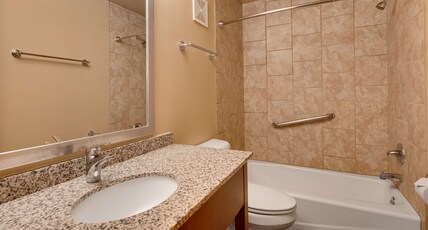 Best Western West Hills Inn Room Type - Accessible - 1 Queen, Mobility Accessible, Bathtub, Non-Smoking, Continental Breakfast