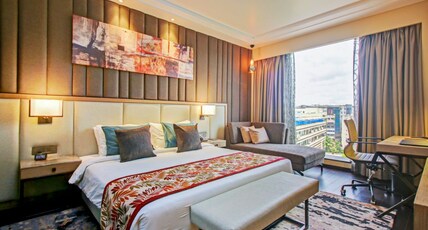 Radisson Mumbai Andheri MIDC Room Type - Suite Room with Seating Area and Bathtub