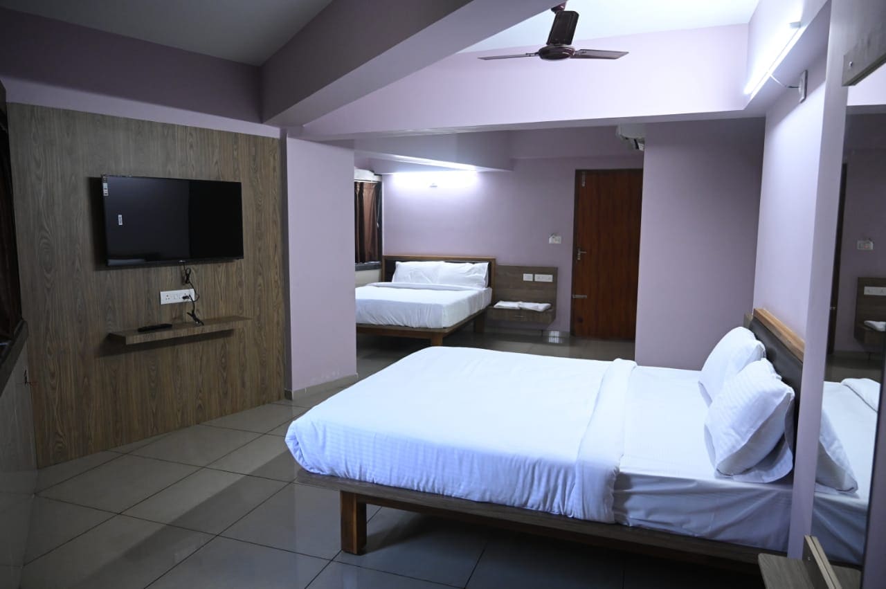 Padilgate Luxuryinn - Tap to explore photos