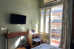 Boutique Modern Studio Private Balcony and Kitchen