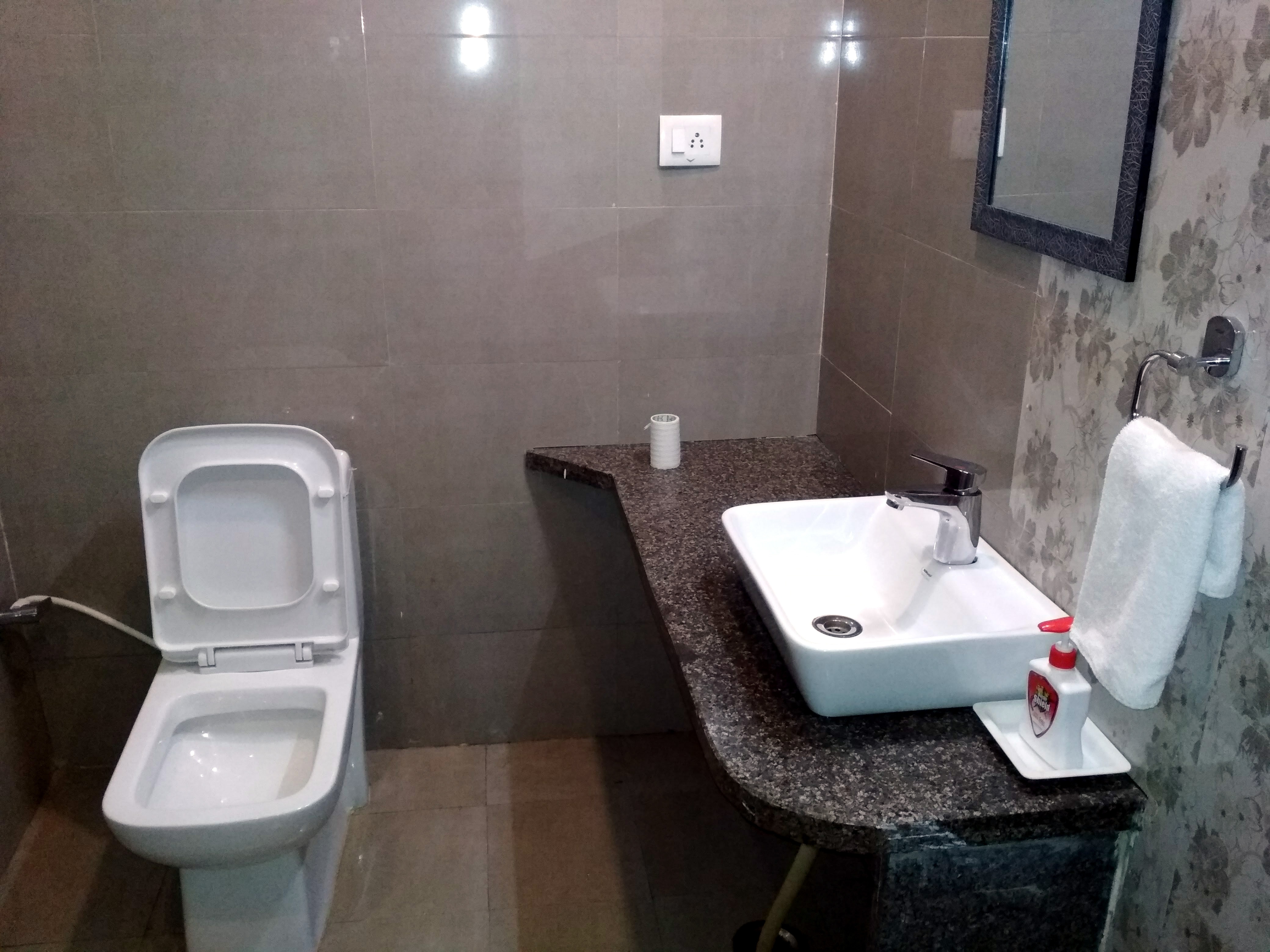 RR Hotel - Tap to explore photos