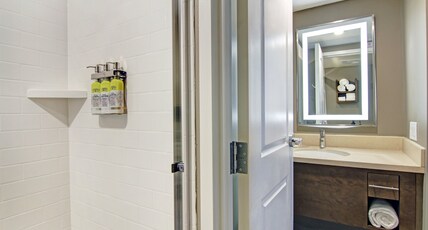 Staybridge Suites TORONTO - VAUGHAN SOUTH Room Type - 1 King 2 Queen 2 Bedroom Suite Sofa Bed