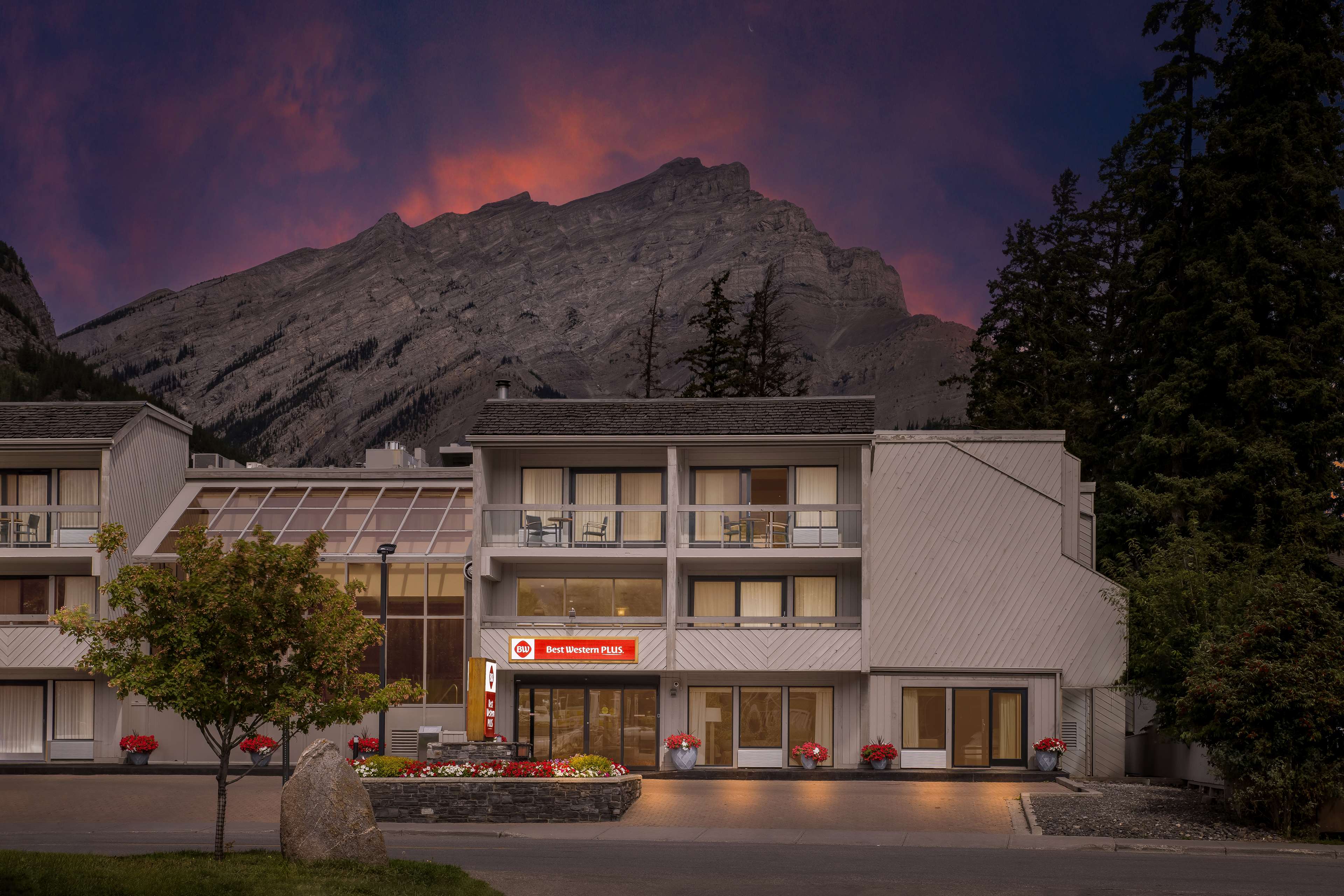 Best Western Plus Siding 29 Lodge - Tap to explore photos