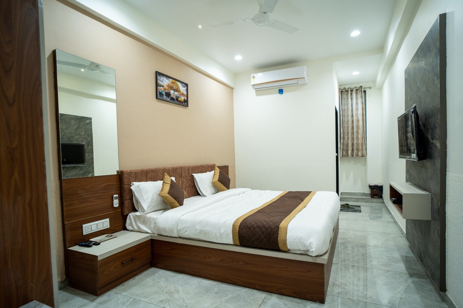 Hotel Signature - Tap to explore photos