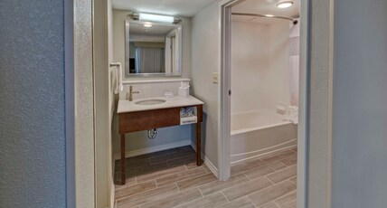 Hampton Inn & Suites Clermont Room Type - 1RMSUITE 2-QNS  NSMKG