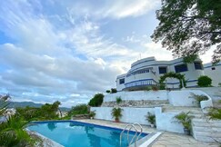 Heritage Kurabar House|78 year old Bungalow with Infinity Pool