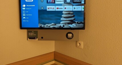 ibis budget Saint-Omer Centre Room Type - Triple Room with a large bed and a bunk bed