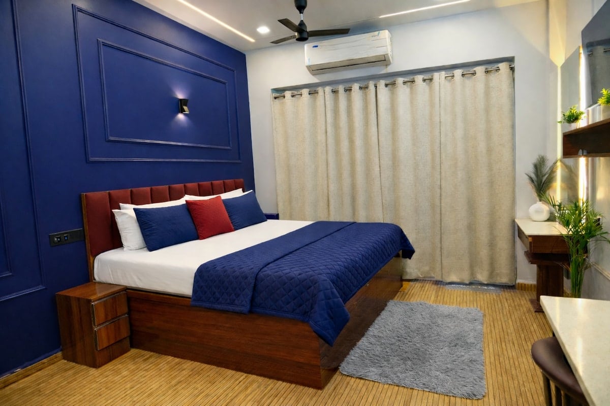 Couple-Friendly Studio Apartment in Gaur City Center - Tap to explore photos