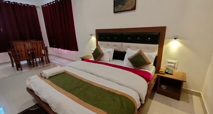 Rakus Place Hotel and Cafe Room Type - Deluxe Room without Balcony (No View)