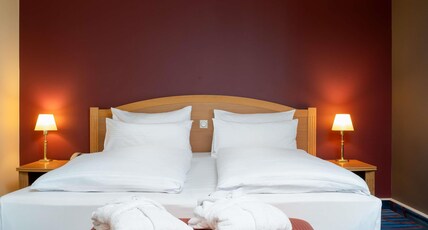 MERCURE HOTEL BERLIN TEMPELHOF Room Type - Privilege Room with a double bed and a sofa