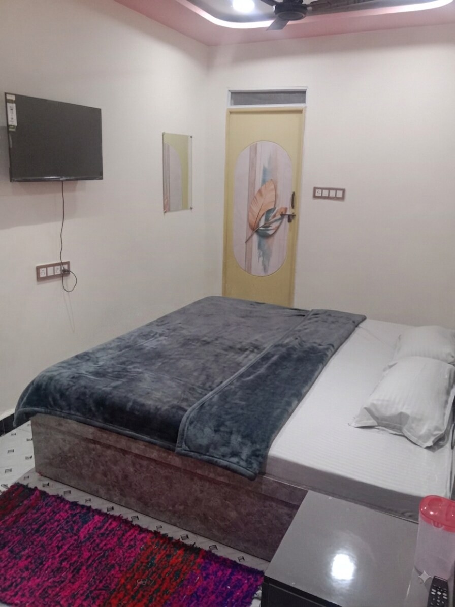 Maa Savitri Home Stay - Tap to explore photos