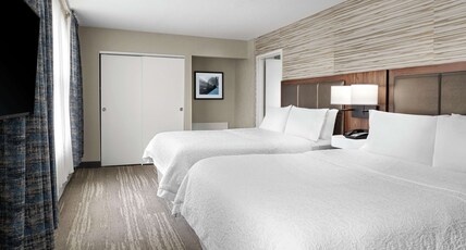 Hampton Inn & Suites Chicago Downtown Room Type - 2 QQ CNR STE W KIT