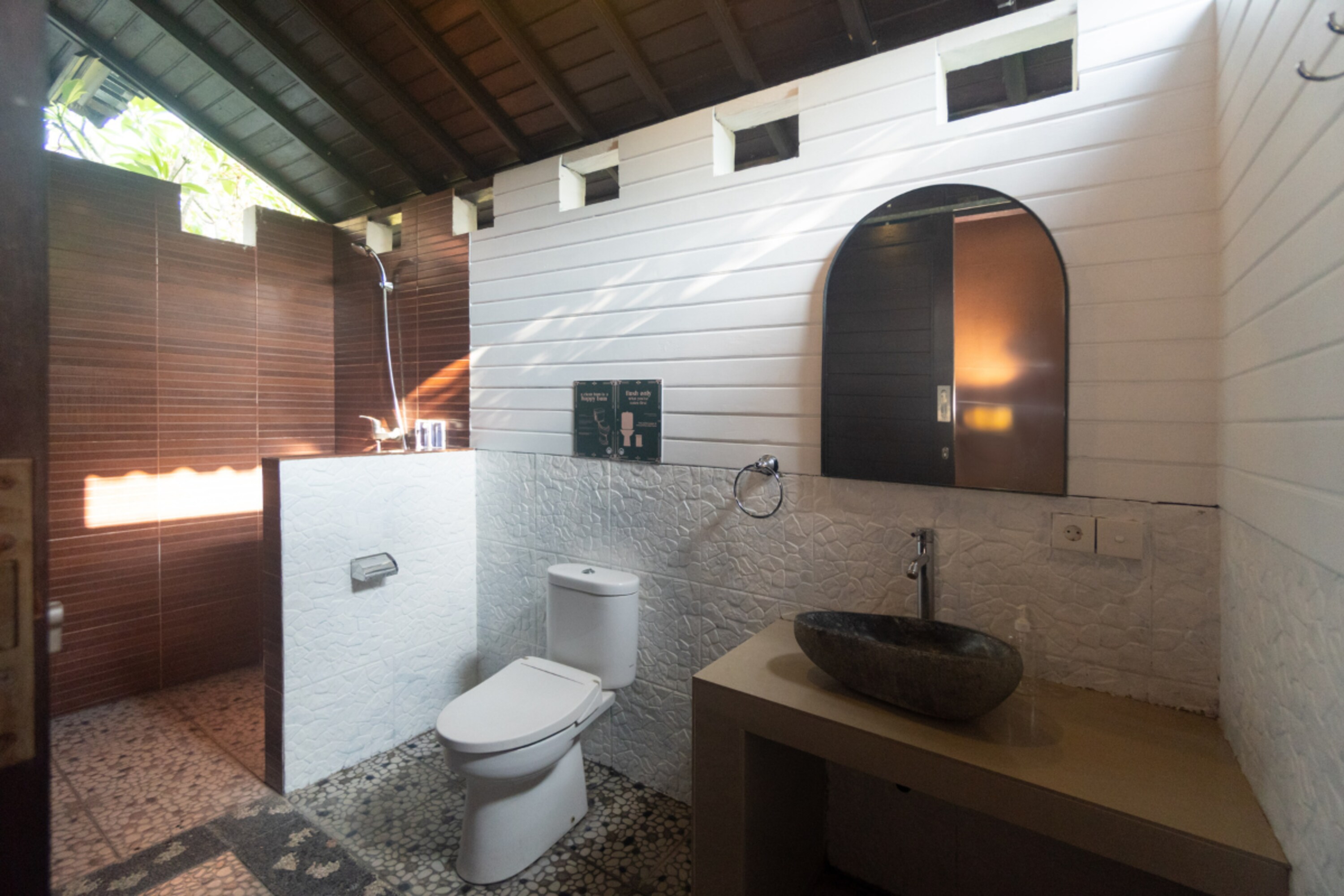 Mad Monkey Nusa Lembongan - Tap to explore photos