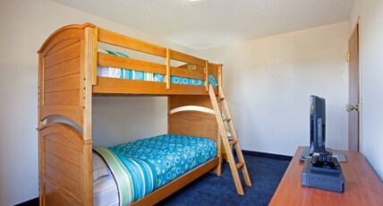 Holiday Inn Express Hotel & Suites-Saint Joseph Room Type - 1 King 1 Bunk bed 1 Bedroom Suite