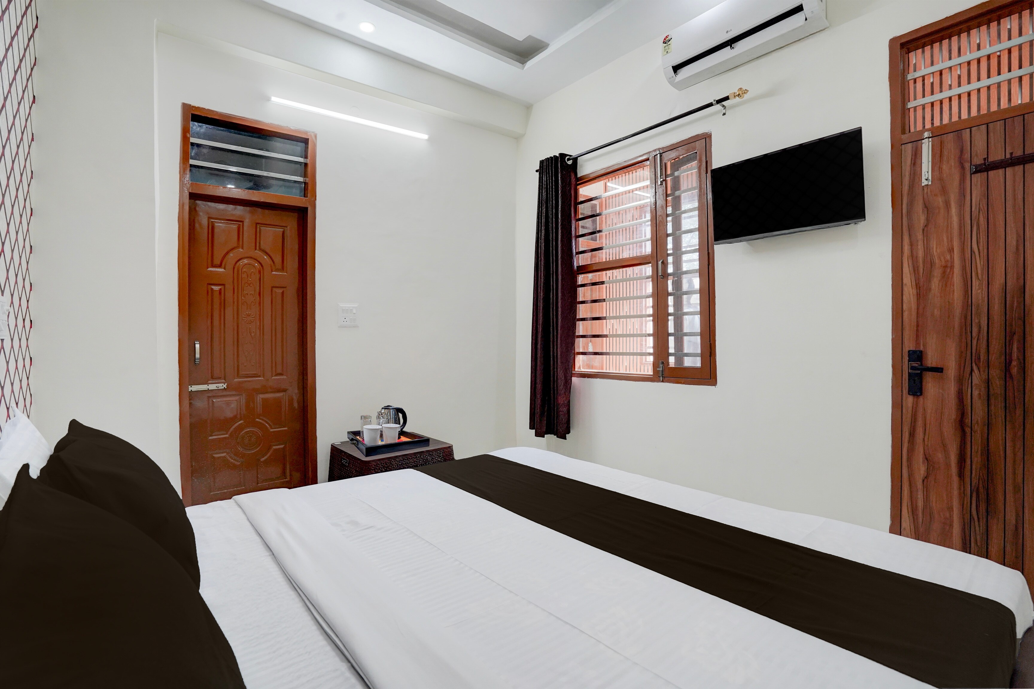 Super Hotel O by OYO ISBT Mohali Formerly Holiday Spot - Tap to explore photos