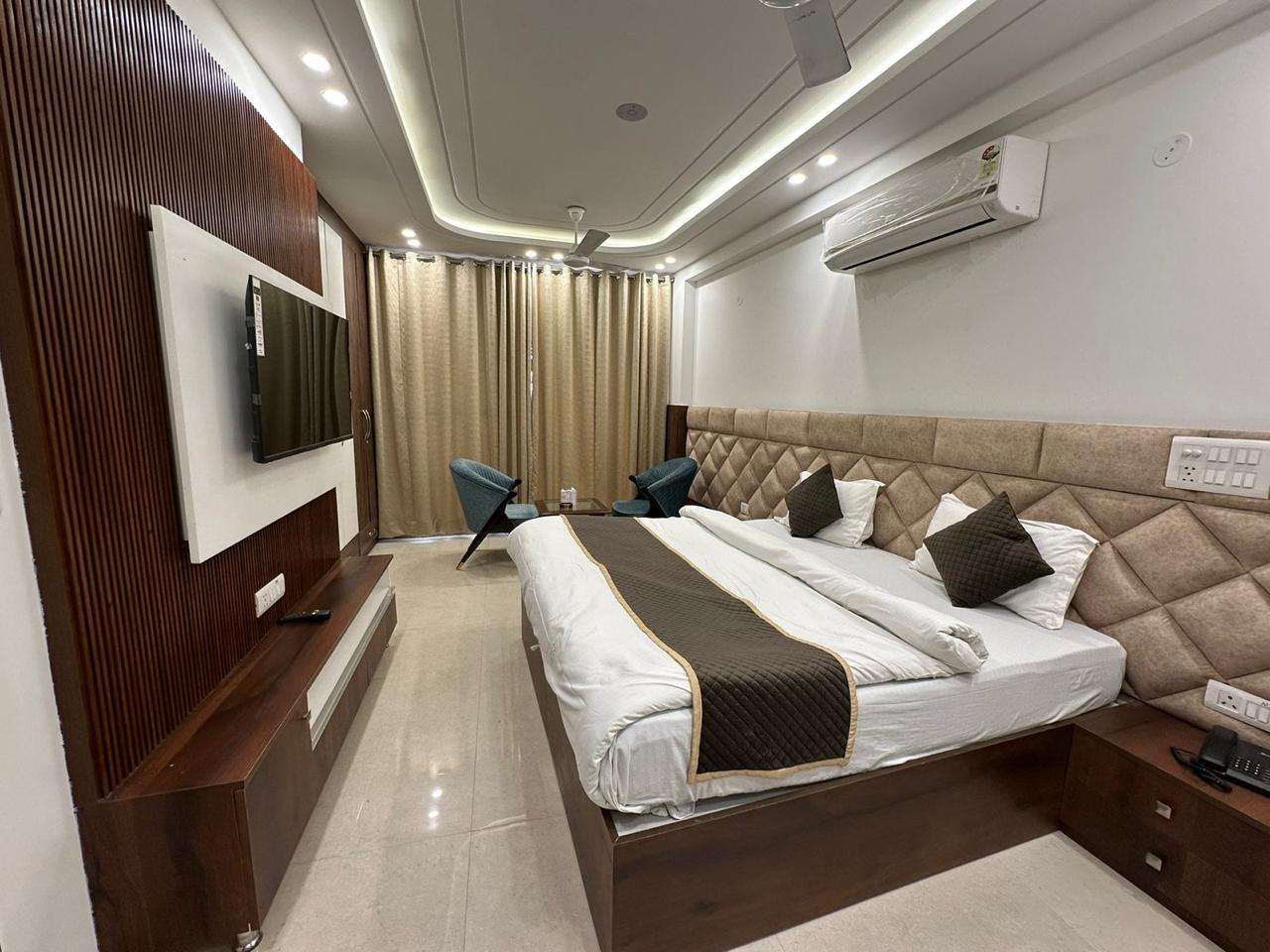 The Royal Oakes 2BHK Terrace Apt with Kitchent - Tap to explore photos