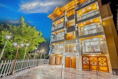 Golden Oak by The Lake Hill