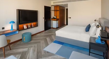 The WB Abu Dhabi, Curio Collection by Hilton - Free Theme Park Tickets Room Type - King Directors Room With Theme Park Access